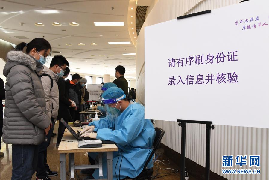 月1日、清華大学に設けられた新型コロナウイルスワクチン臨時接種会場で、接種に訪れた学生の登録作業を行うボランティア（撮影・任超）。