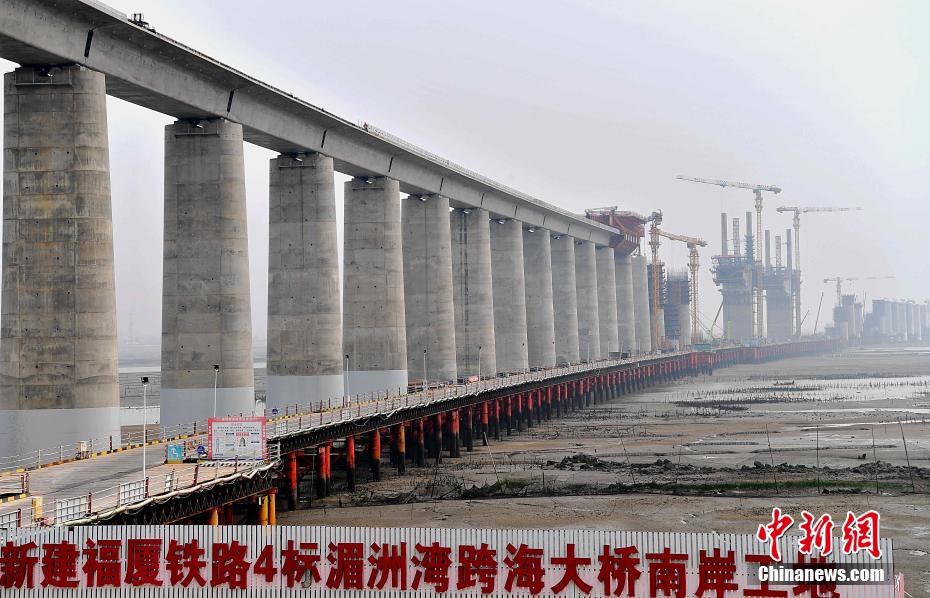 3月17日、建設作業が急ピッチで進む福厦鉄道湄州湾跨海大橋泉港区間（撮影・張斌）。