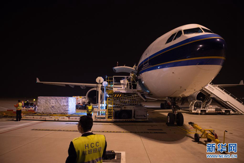 3月26日、北京大興空港で、新型コロナワクチンが機体の「腹部」（貨物スペース）に積み込まれた。（撮影・陳鍾昊）