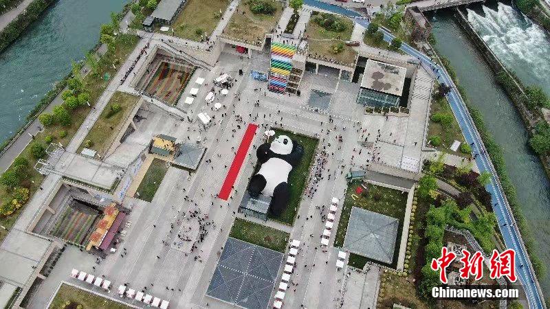重さ130トン！「自撮りするパンダ」のオブジェが登場　四川省都江堰