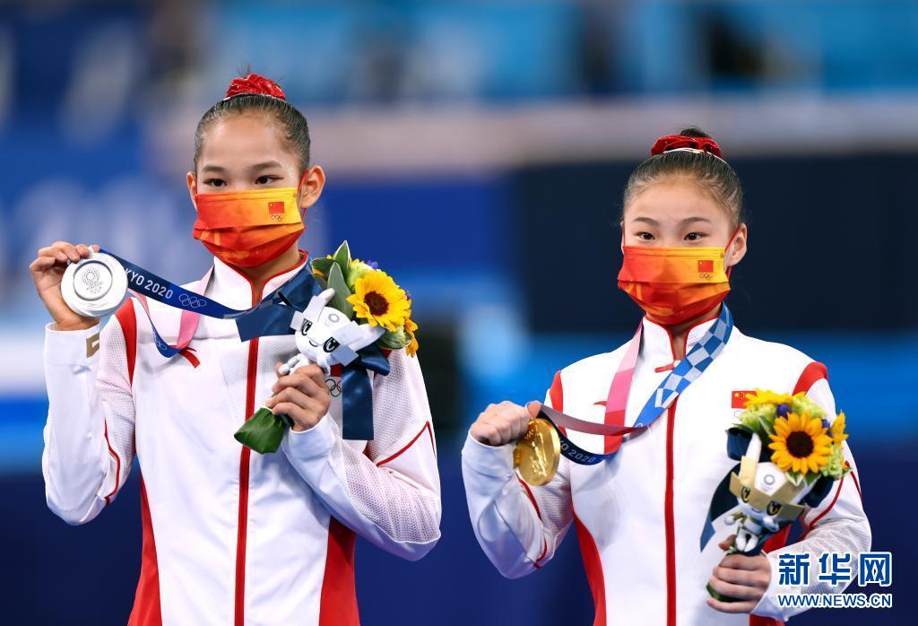 8月3日、表彰式でメダルを授与された中国の管晨辰選手（写真右）と唐茜靖選手（撮影・蘭紅光）。