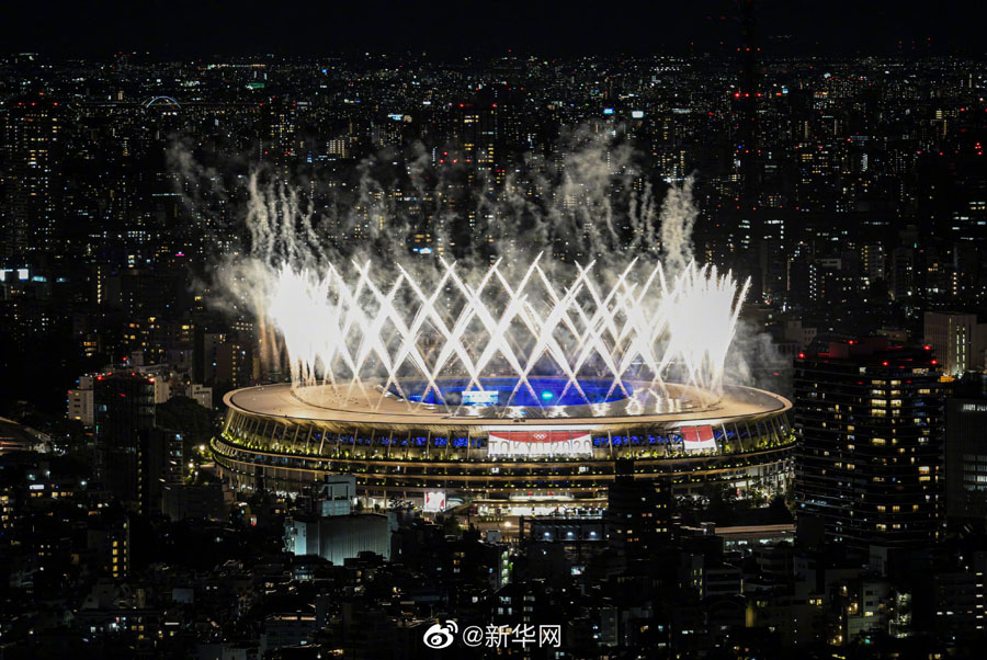 8月8日、東京で行われた第32回夏季五輪閉会式。会場に燦然と輝く「光のオリンピックリング」