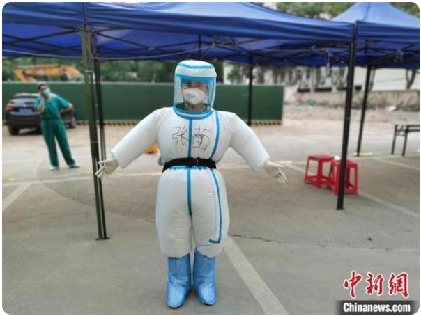 医療用陽圧式化学防護服を着用した張苗看護師（撮影・鄭婷婷）。