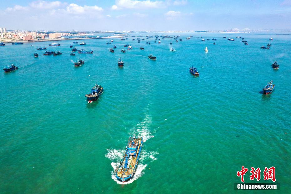 8月16日、福建省で、休漁期間が明けて出港する9300隻の漁船（撮影・李栄鑫）。