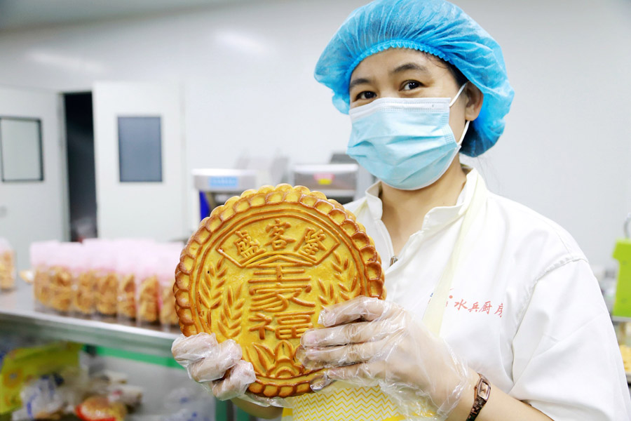 9月11日、あるメーカーの作業場で、「無形文化遺産」の大月餅を展示する作業員（写真著作権はCFP視覚中国が所有のため転載禁止）