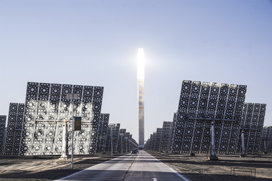 16日に撮影された首航高科敦煌100MW溶融塩タワー型太陽熱発電所の吸熱塔、高さは260メートル。撮影・人民網 彭昱凱