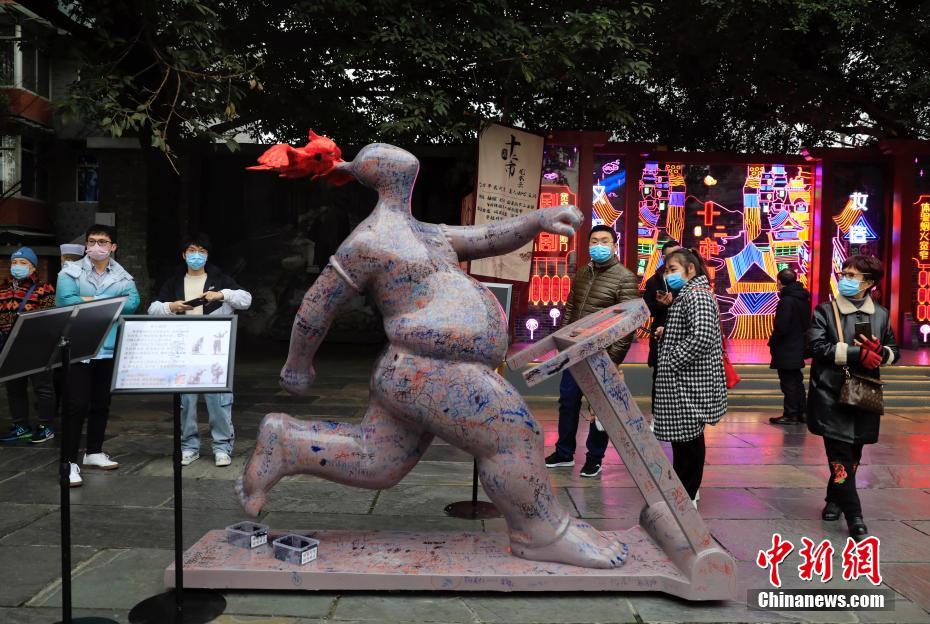 四川省成都市寛窄巷子に展示されている「説唱俑」のオブジェ（撮影・王磊）。