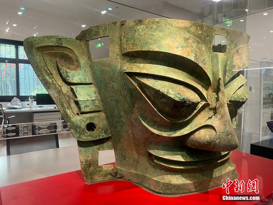 四川省成都市の三星堆博物館で初めて正式に公開された「三星堆青銅大面具」（撮影・尭欣雨）。
