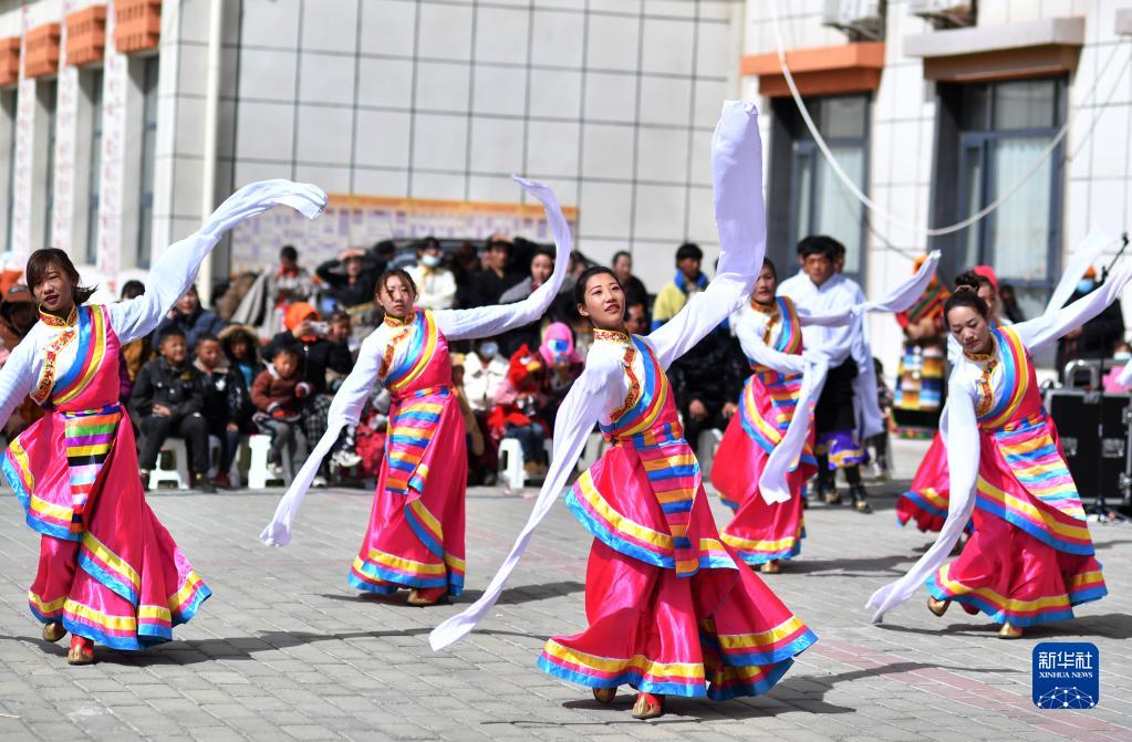 移転先の広場で民族舞踊を踊り、チベット暦の新年を迎える牧民（2月28日撮影・覚果）。