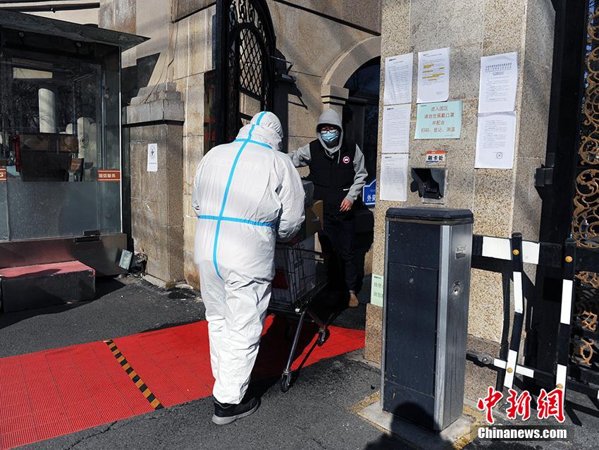 新型コロナ下の配送ステーションを一人で「支える」配達員　吉林省長春