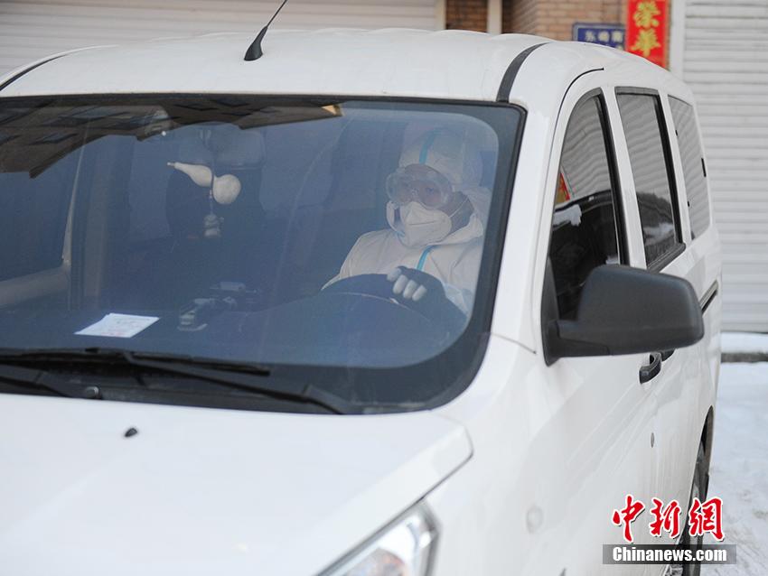 新型コロナ下の配送ステーションを一人で「支える」配達員　吉林省長春