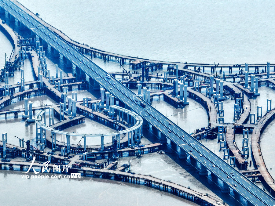 アジア最大の海上インターチェンジでランプ橋梁の架設始まる　浙江省寧波
