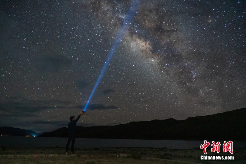 7月17日夜、ヤムドク・ユムツォの上空にかかる銀河（撮影・江飛波）。