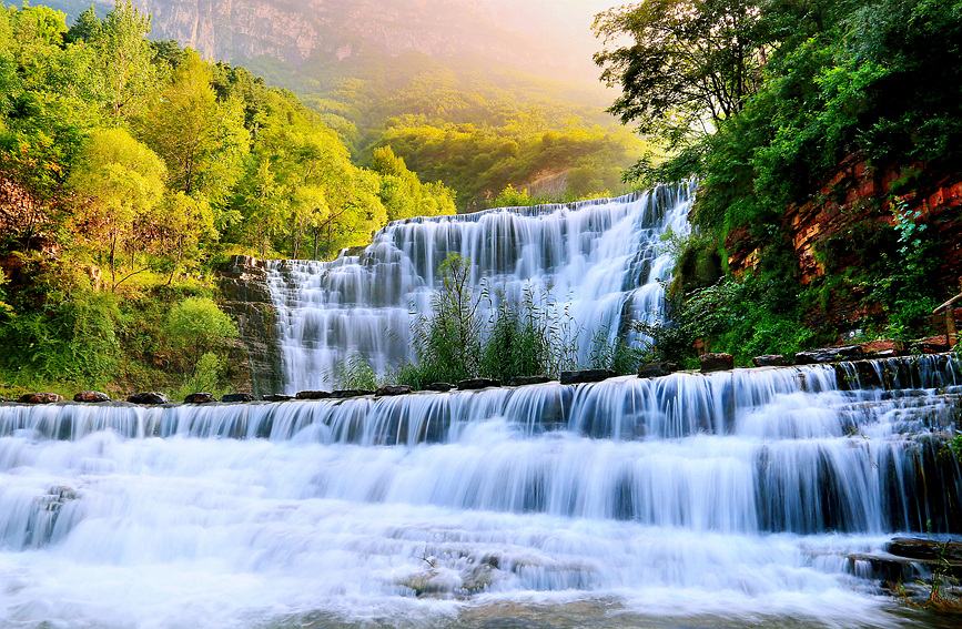 見る者を魅了する太行飛瀑の美しい景色　河南省