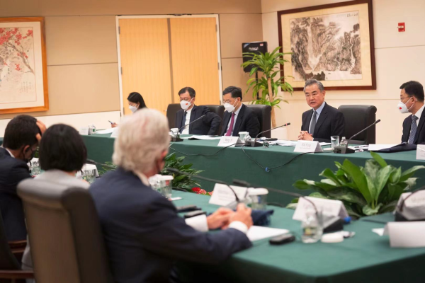 王毅部長が中国の発展と対米政策の確定性を語る