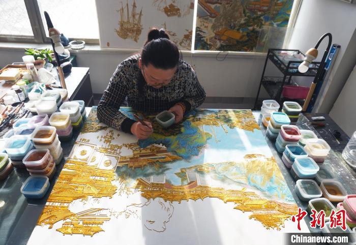 甘粛省蘭州市にあるアトリエで「掐絲琺琅画」の制作に没頭する画家の李海明さん（12月6日撮影・九美旦増）。