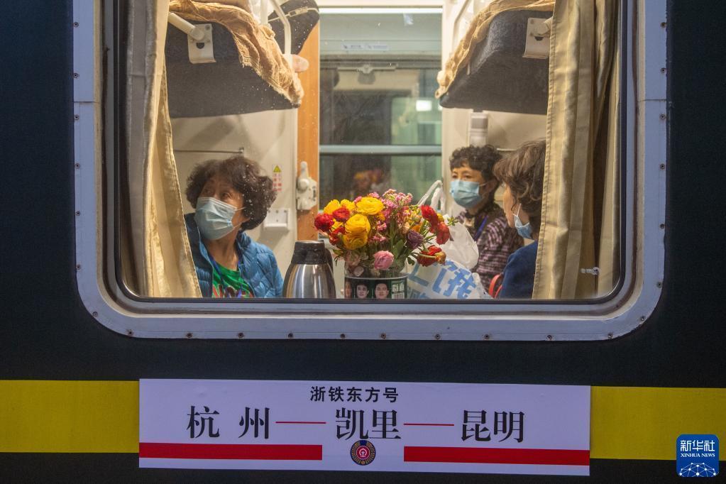 乗車後、自ら持参した花を座席に飾る乗客（3月10日撮影・江漢）。