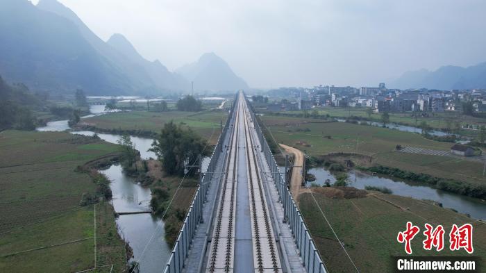 湿地帯に架けられた澄江双線特大橋（撮影・王以照）。