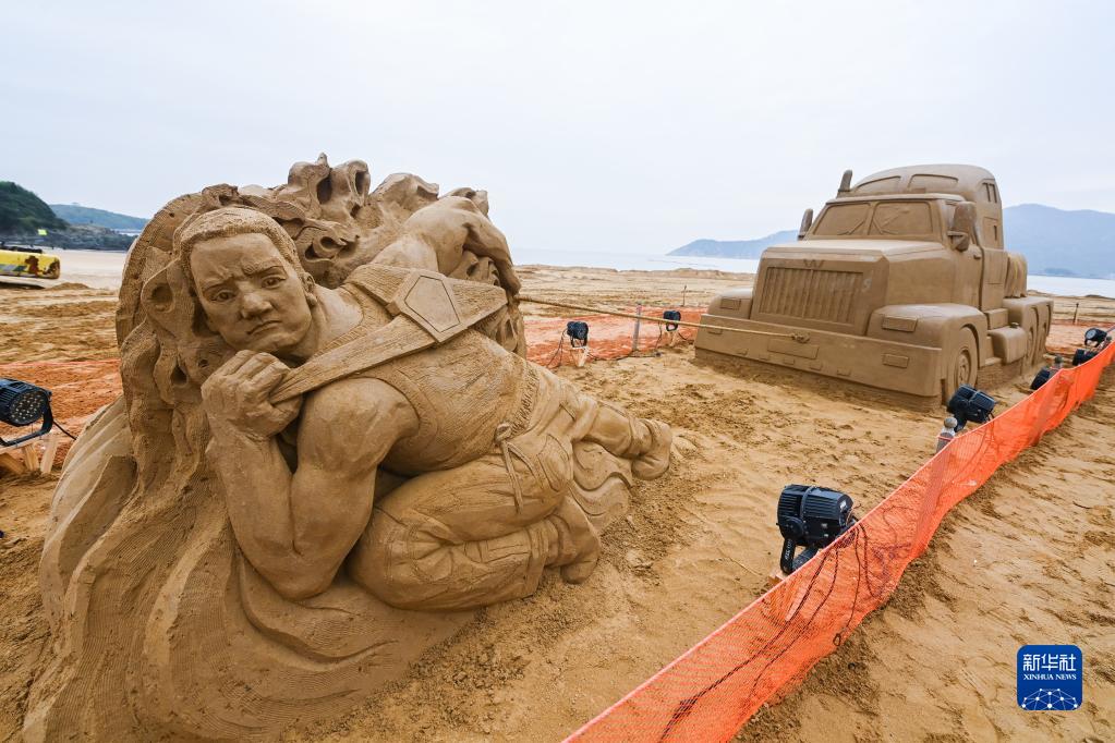 浙江省舟山市朱家尖南沙景勝地に展示された砂の彫刻（4月25日撮影・徐昱）。