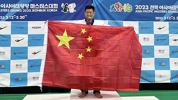 五星紅旗を掲げて表彰台に立った台湾地区のテコンドー選手