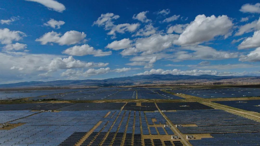 6月26日に青海省海南蔵族自治州共和県で撮影された太陽光発電所。（ドローンで撮影）