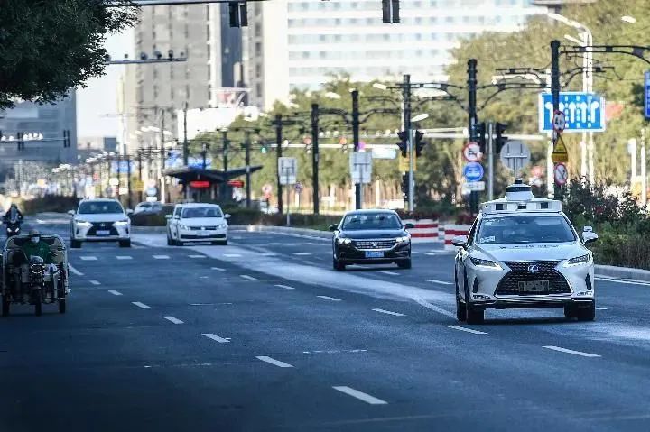 北京の街角を走る自動運転車。（写真提供・新華社。撮影・彭子洋）