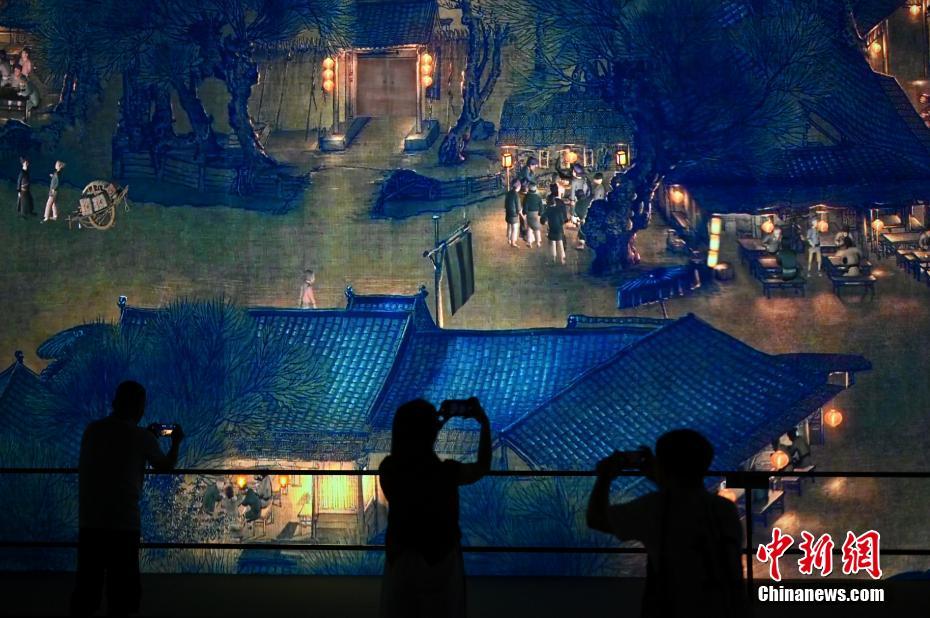 南寧国際会展中心で、「動く『清明上河図』展」を鑑賞する市民（7月9日撮影・兪靖）。