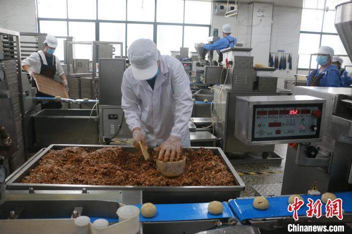 山東省青州市経済開発区にある月餅メーカーで、手作り月餅を並べる作業員（9月13日撮影・王継林）。