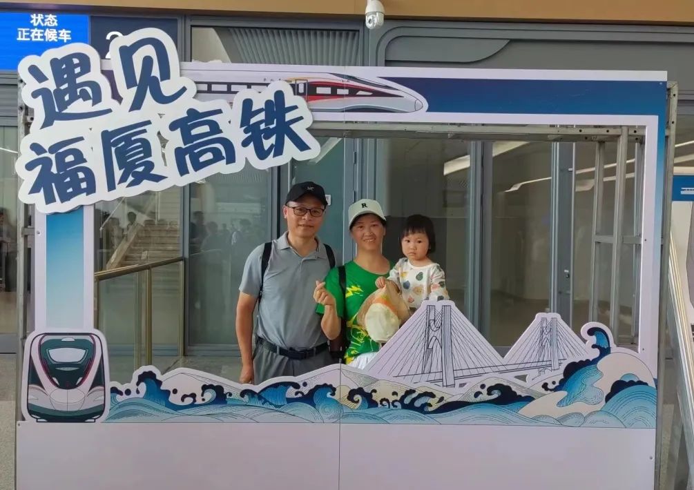 中国初の海を跨ぐ高速鉄道を体験しようと開通初日の朝に駅にやって来た家族（撮影・江曲）。