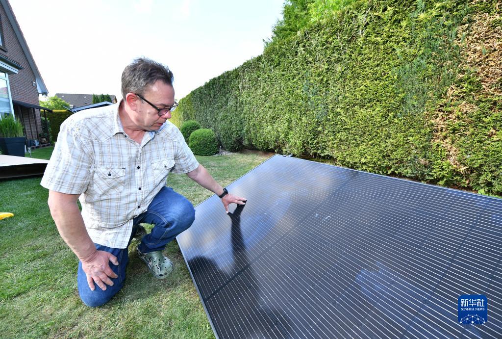 自宅に設置した中国製の太陽光設備を調べるドイツのシュヴァルツェンベックで暮らすディルクさん。（5月30日撮影）。