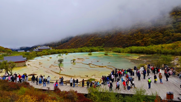 四川省黄龍景勝区の五彩池を遊覧する観光客たち。（9月30日、撮影・趙雯博）