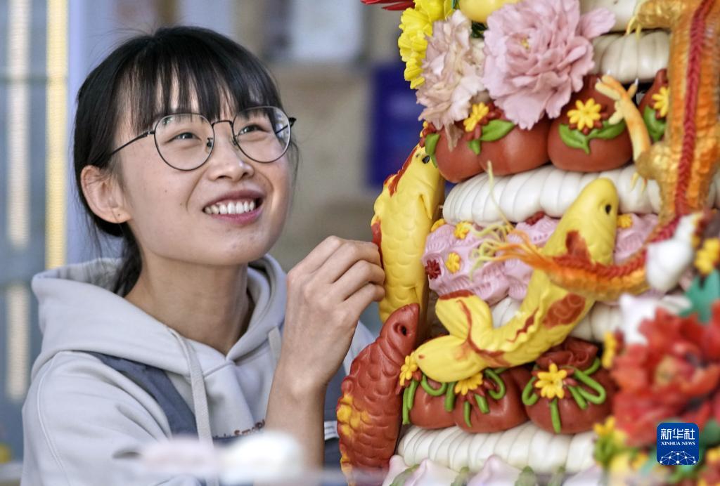 飾り蒸しパンの「花饃」携え北京に進出した山東省出身の女性