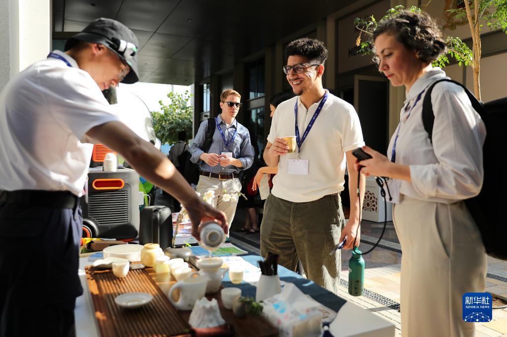 UAEドバイで開催された「COP28」中国パビリオンで、中国茶を試飲する来場者（12月6日撮影・王東震）。
