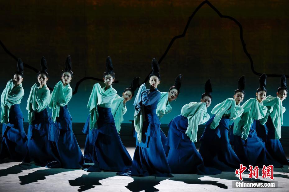 中国10大名画の一つ「千里江山図」を舞踊で表現した舞踊詩劇「只此青緑」（撮影・韓海丹）。