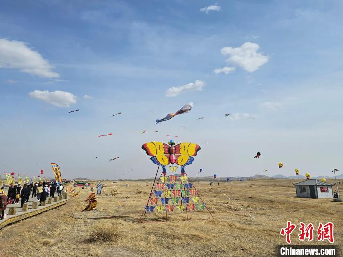 内蒙古自治区赤峰市巴林左旗の遼上京国家考古遺跡公園で10日に開幕した第2回凧あげ大会の様子（撮影・史子龍）。