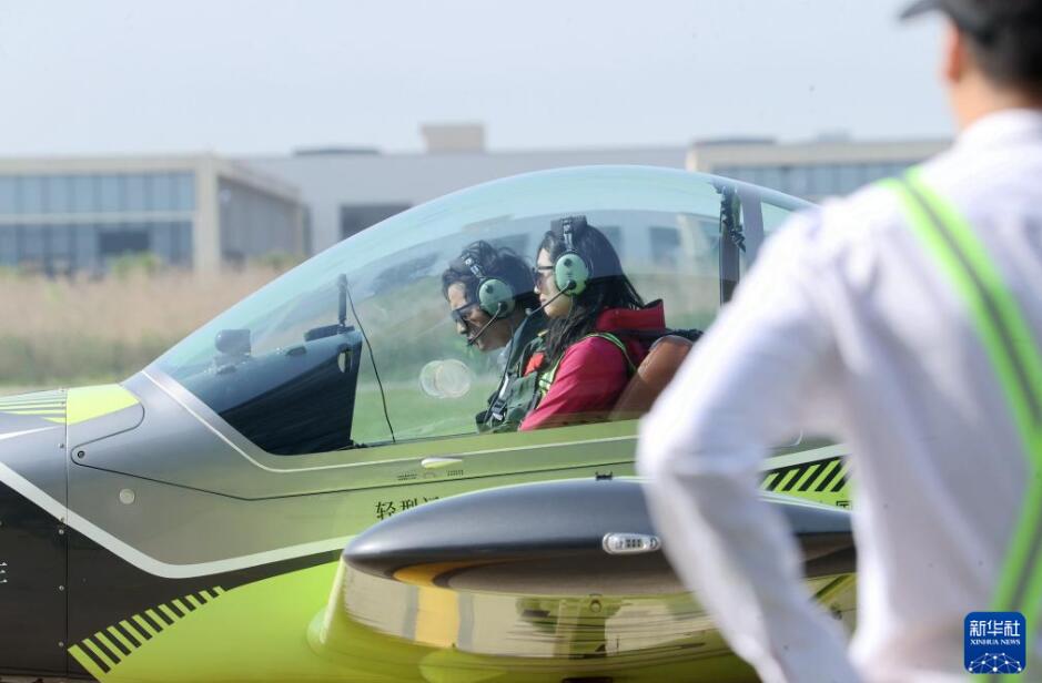 浙江省湖州市徳清県にある通航智造小鎮で飛行訓練を受ける訓練生（4月18日撮影・謝尚国）。