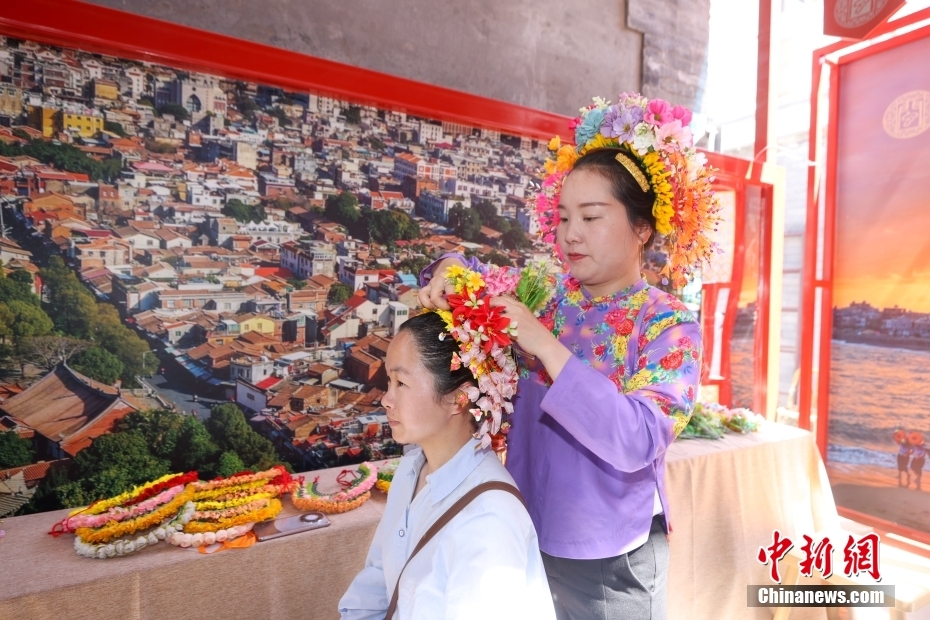 蟳埔簪花（花かんざし）を体験する北京市民（4月18日撮影・賈天勇）。