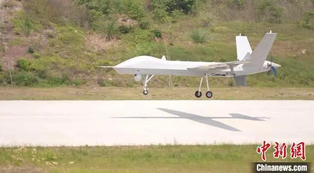 自貢蘭田空港から離陸するドローン「翼竜−2」。（画像提供は航空工業）