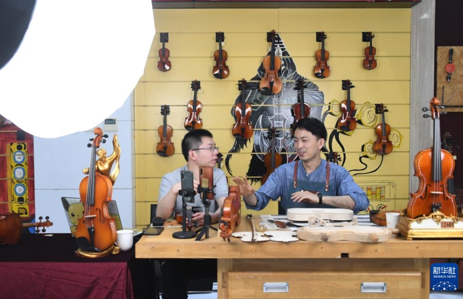 中国楽谷・村播学院本部基地で、ヴァイオリンのライブコマースを行うスタッフ（4月29日撮影・任超）。