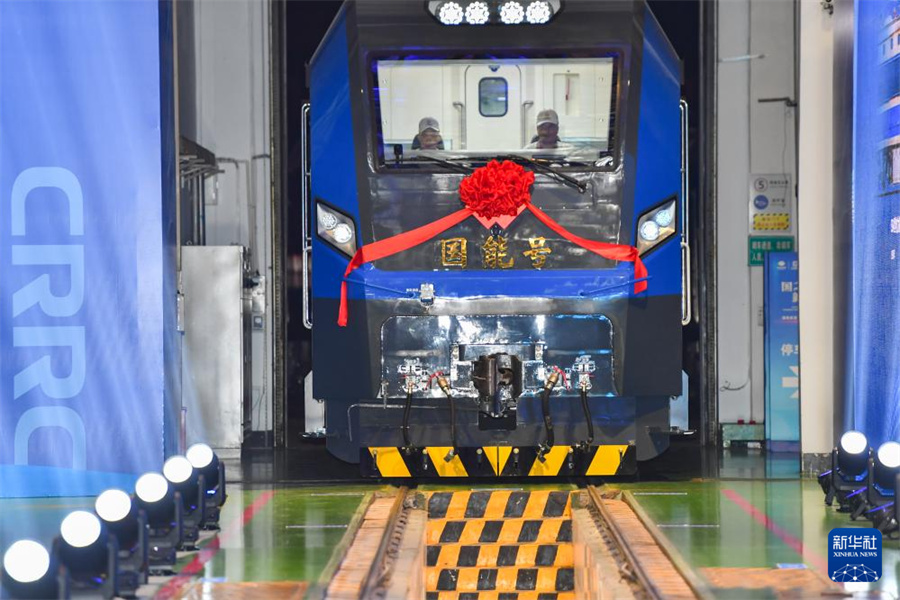 9日に撮影された中国初の新型スマート大型電気機関車のラインオフセレモニーの現場。撮影・陳沢国