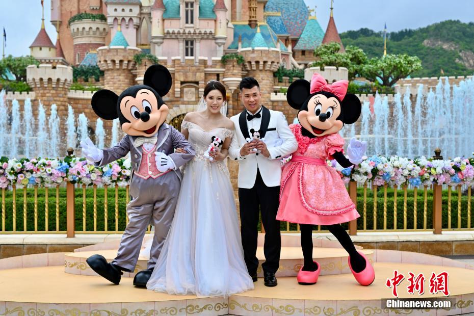 香港ディズニーでロマンチックな「520」イベント　52組がセレモニー参加