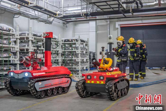 武漢新エネ消火救援訓練にロボット犬が登場　湖北省