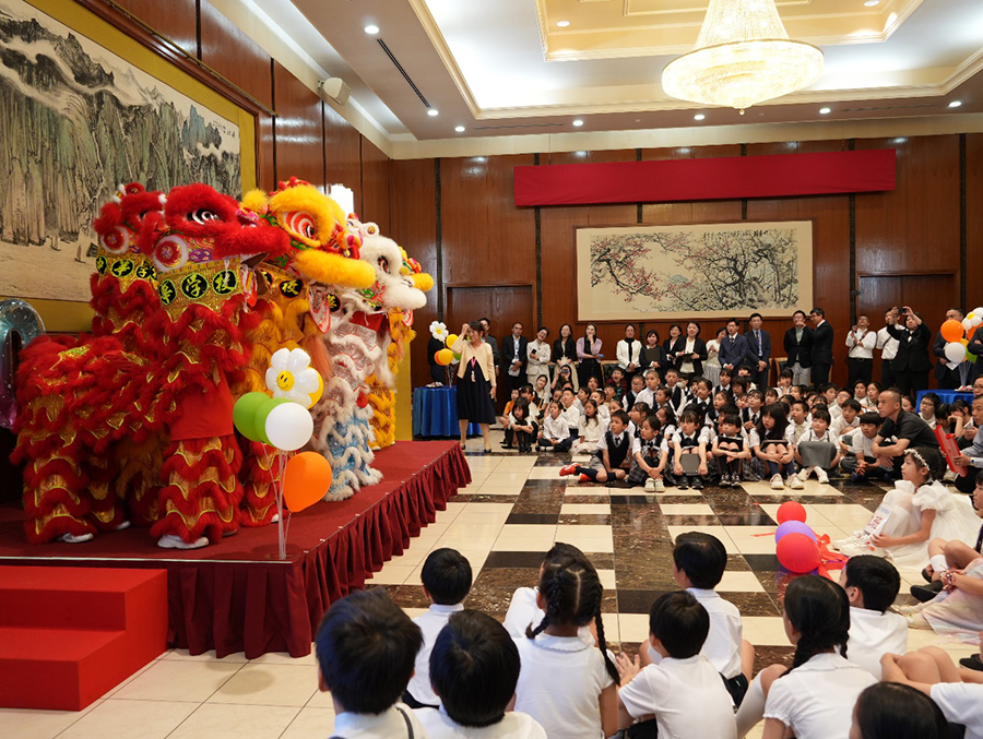 「国際子供の日」を共に祝う中日の子供たち（撮影・許可）。
