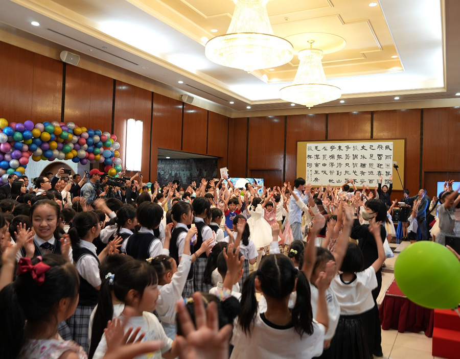 中日の子供たちが一緒に歌を歌い、盛り上がりをみせた会場（撮影・許可）。