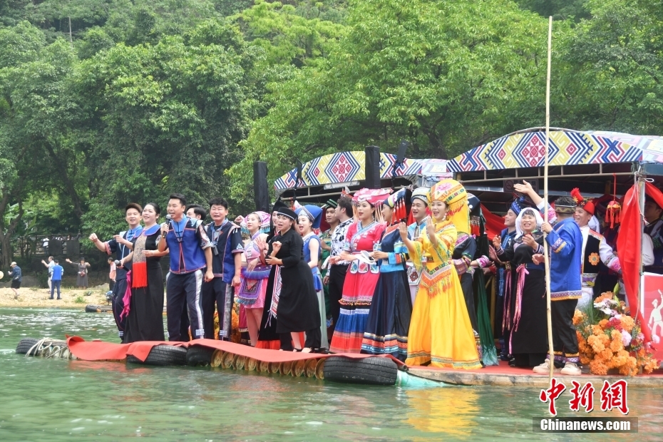 中国とベトナムのパフォーマーがバンゾックの滝で民謡パーティー