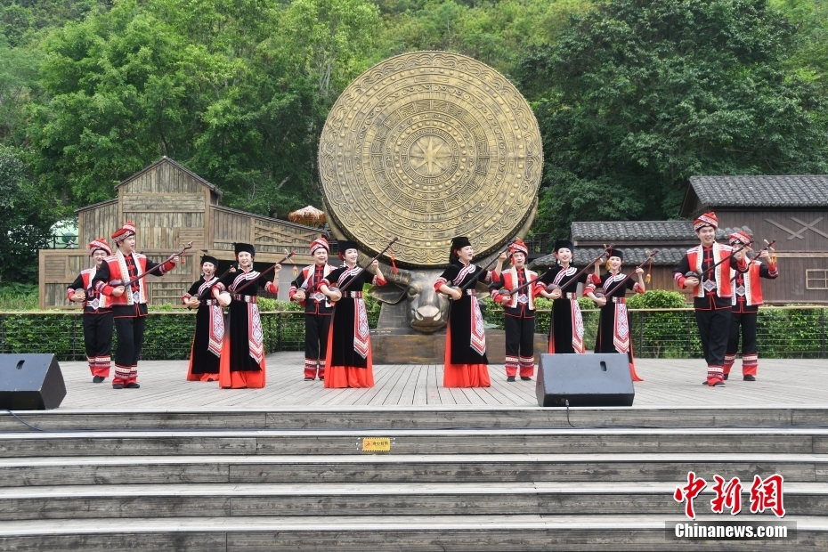 中国とベトナムのパフォーマーがバンゾックの滝で民謡パーティー