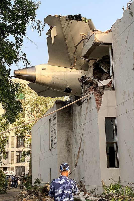 インド機墜落、機体は宿舎に墜落