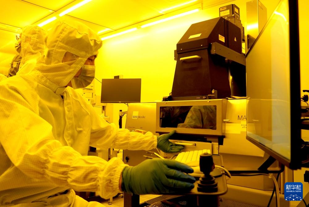 6月3日、中国科学院脳科学・スマート技術卓越イノベーションセンターマイクロ・ナノ加工プラットフォーム実験室で働く科学研究者。 撮影・方喆
