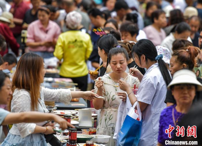 近隣住民同士の友好を深める「グルメカーニバル」　新疆・烏魯木斉