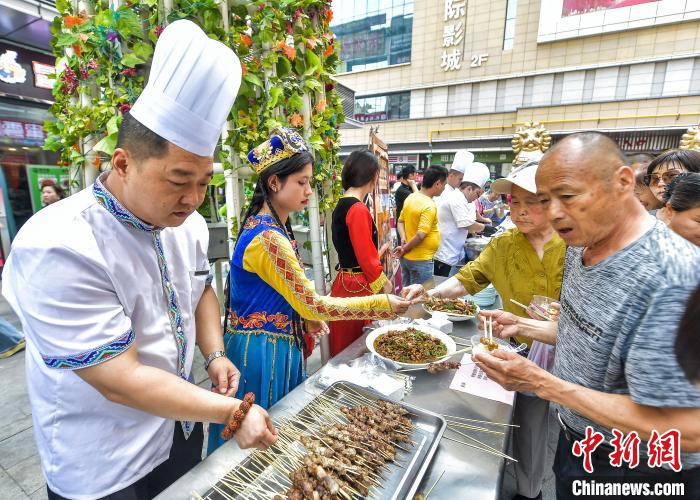 近隣住民同士の友好を深める「グルメカーニバル」　新疆・烏魯木斉